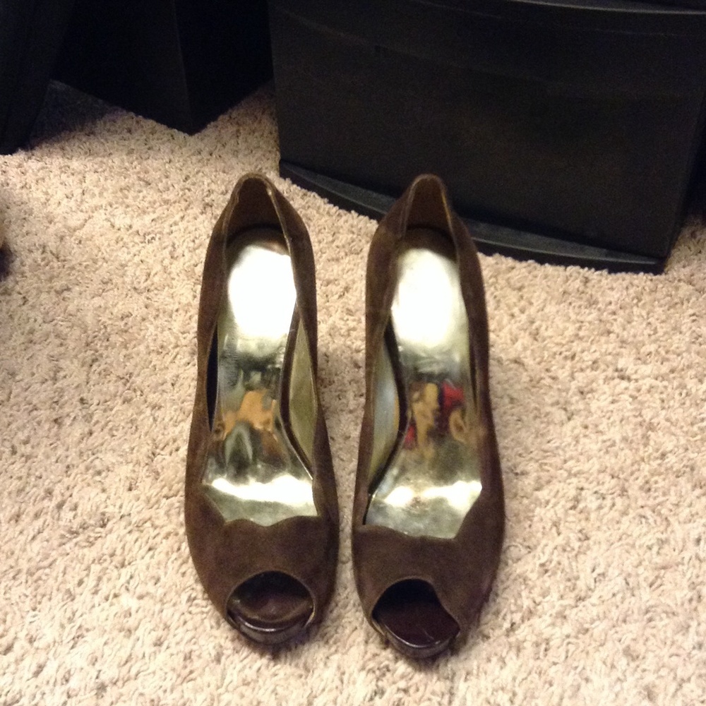 Brown Guess Pumps